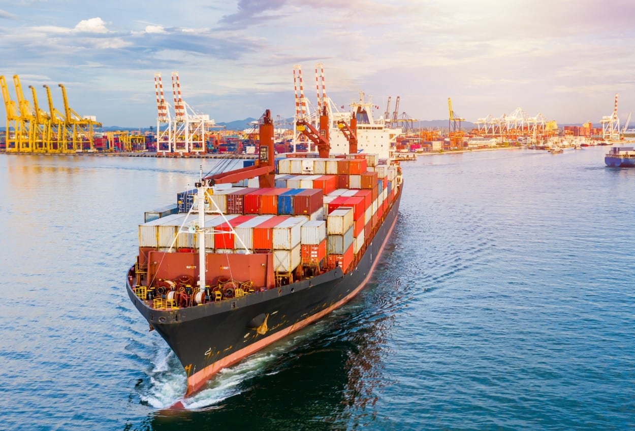 Buque de carga en una operación de comercio internacional